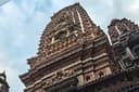 寺院遺跡に腰掛けるインドの少女